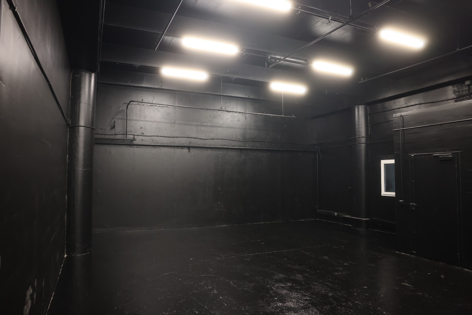 location plateau de tournage industriel fond noir 100m2 à Paris