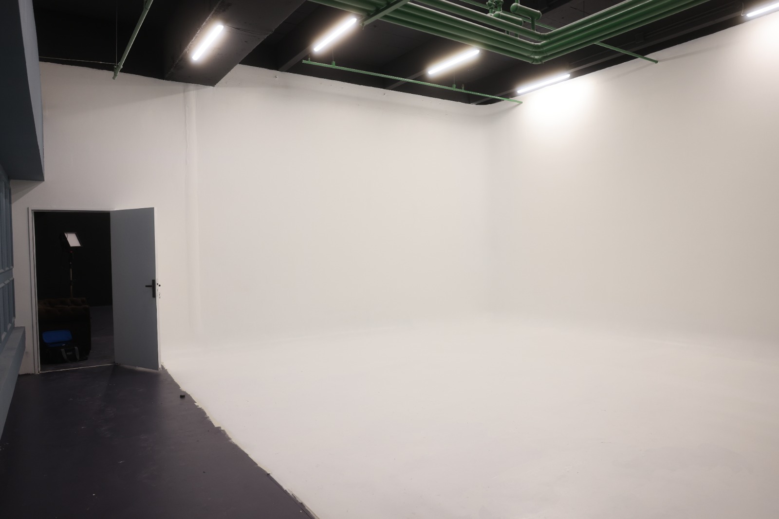 Location studio video et photo 130m2 à Paris ( blanc et noir )