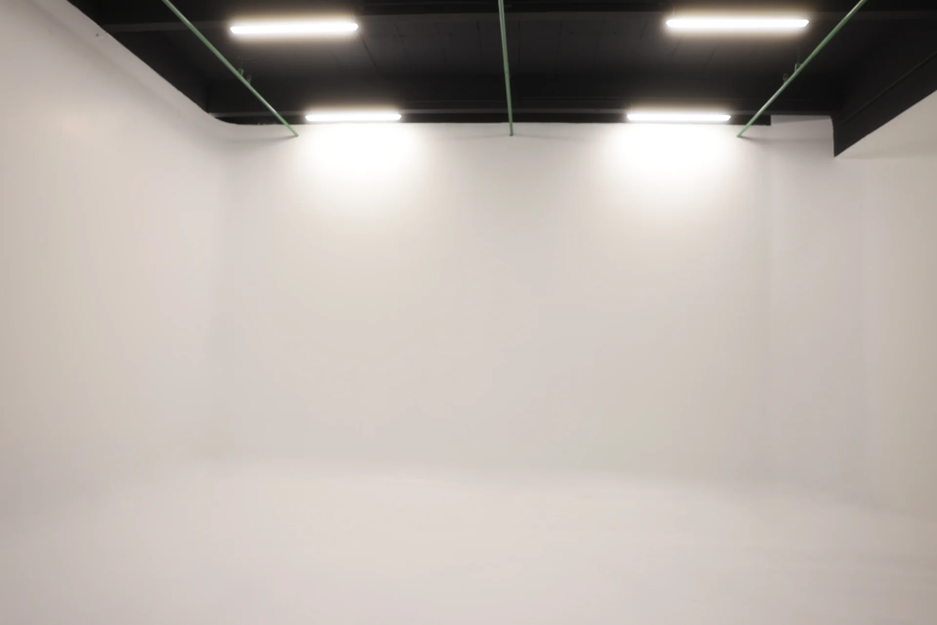 Location plateau fond blanc 64 m² Paris – Studio vidéo équipé lumière