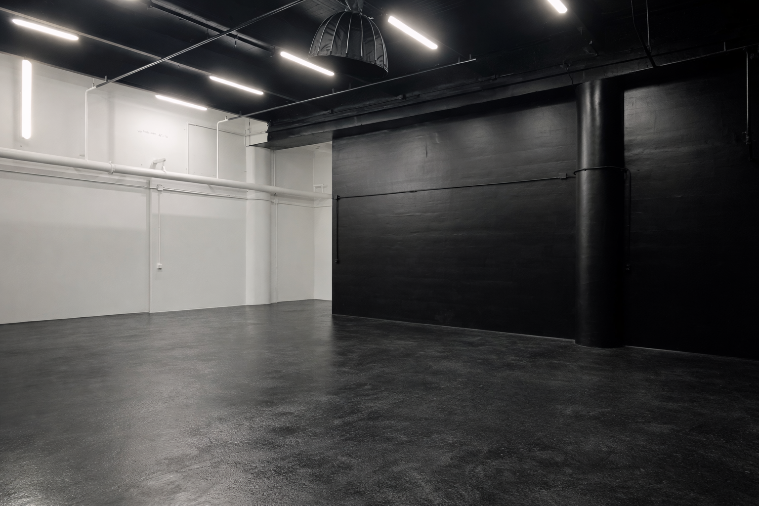 Location studio de tournage à Paris – Décor industriel, fond noir, studio insonorisé (180 m²)